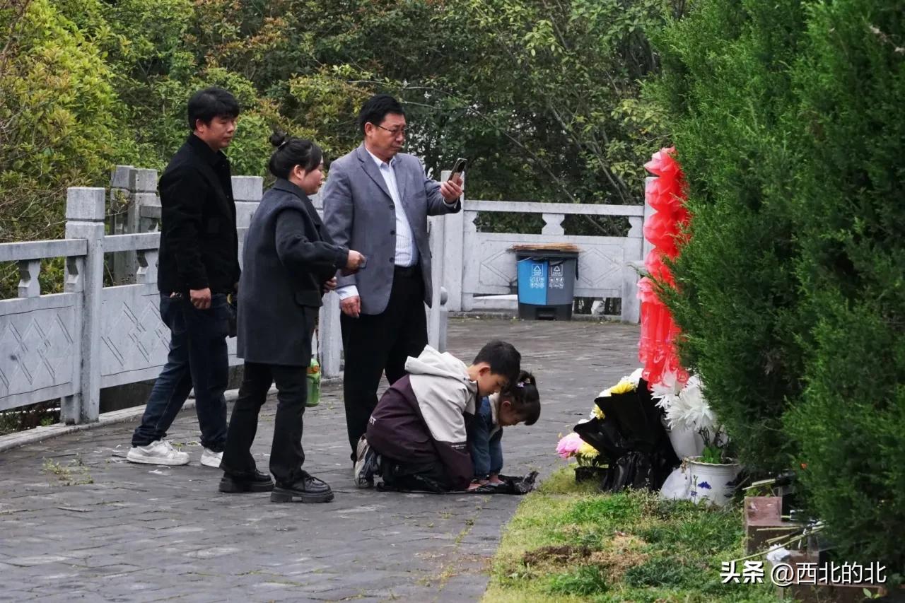 【春风寄哀思 薪火永相传】清明节当日，安康烈士陵园，市民自发前往，为烈士献花祭扫