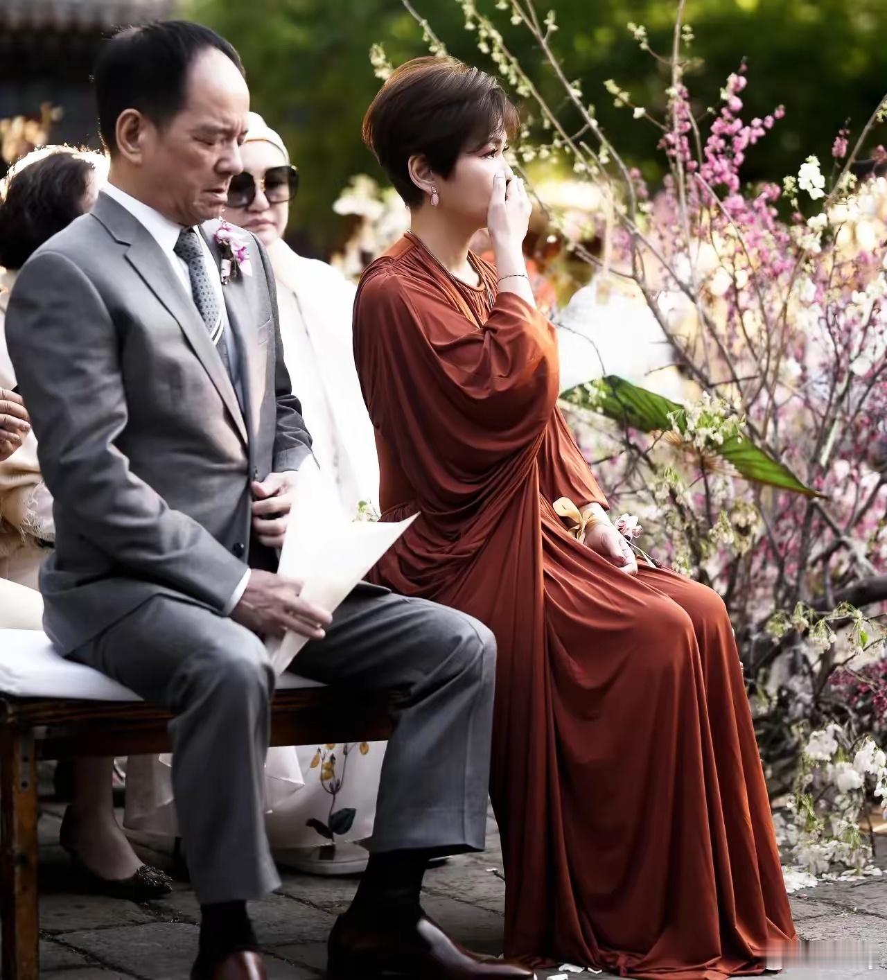马筱梅妈妈在婚礼上哭了，女儿出嫁了，难掩不舍的心情！她爸爸在旁边也是很难过，但是