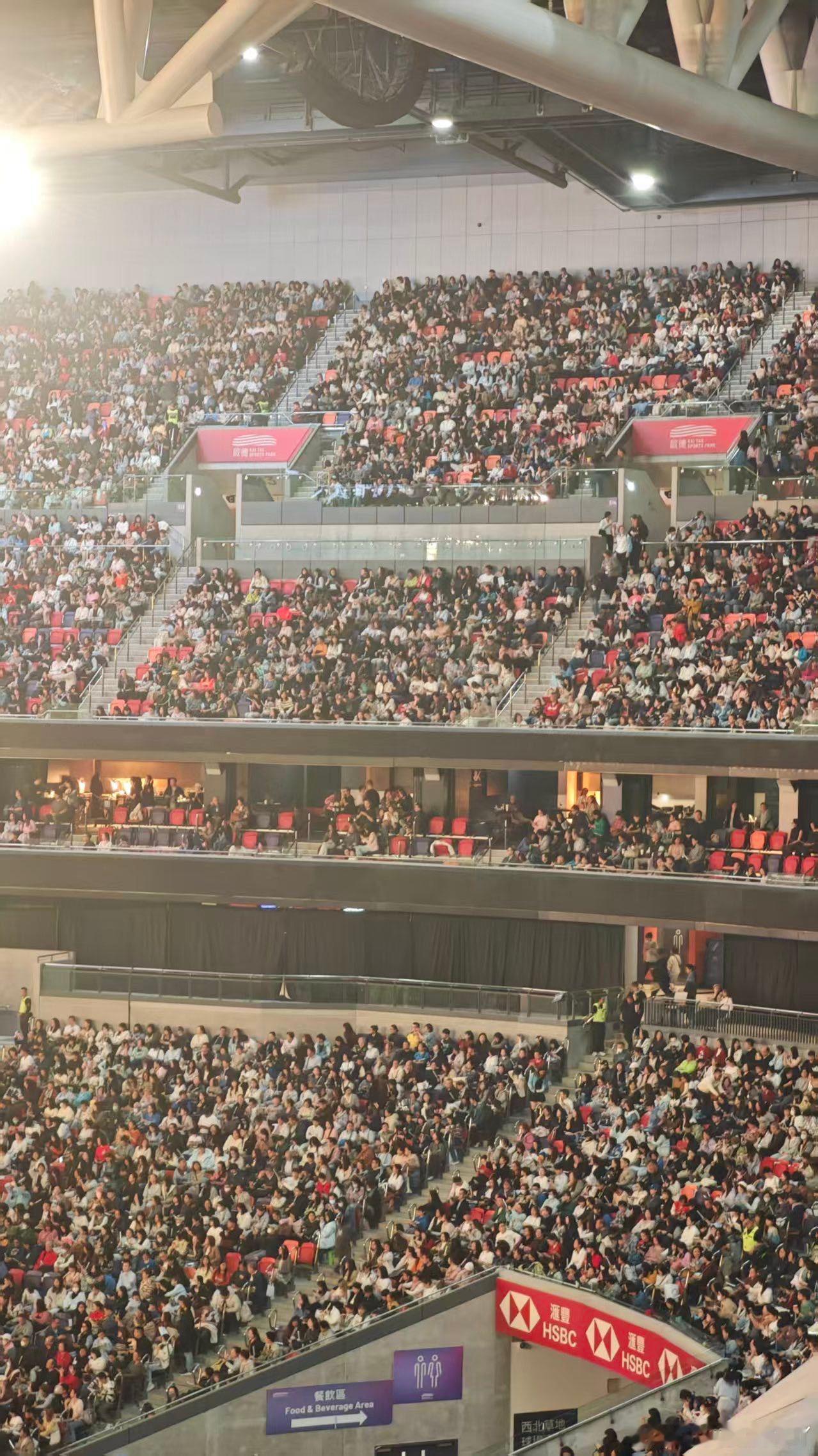 周深香港上座率周深香港跨年演唱会 满场欢呼满场星光，周深香港跨年演唱会上座率爆表