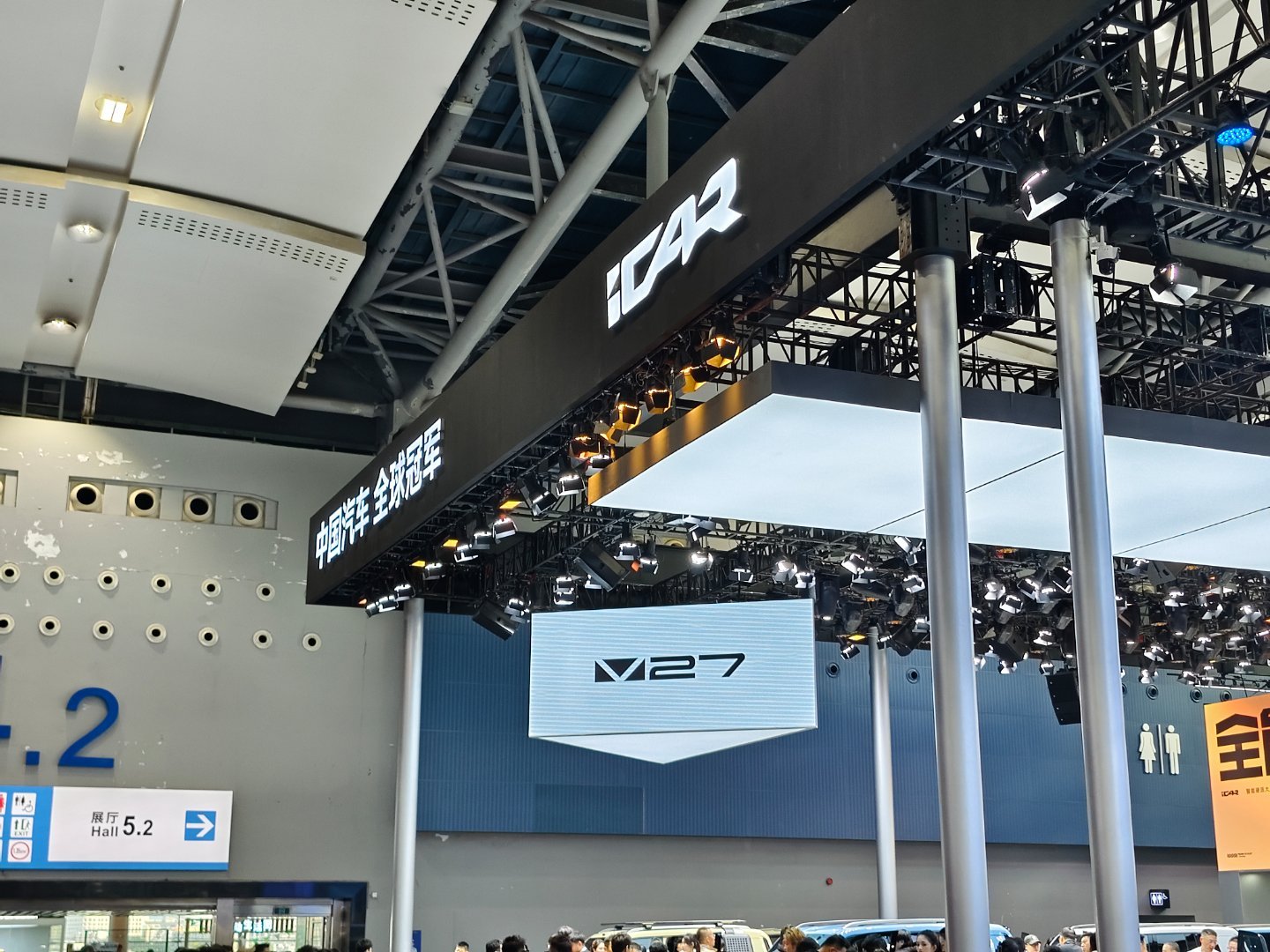 先来打开奇瑞的展台，4.2半个展馆都是奇瑞的展台，关键挤满了人，太夸张了哈哈哈！