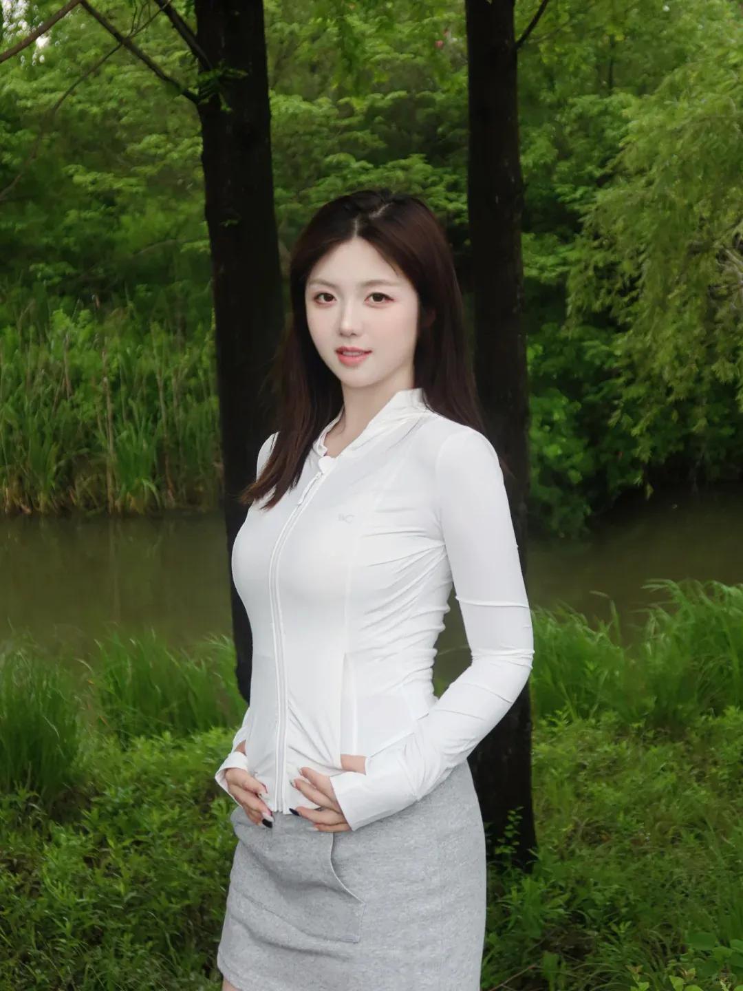 [万柿如意]
如果吻她一下会穷三年，但你愿意吗
[万柿如意]
债台高筑的老赵的苦