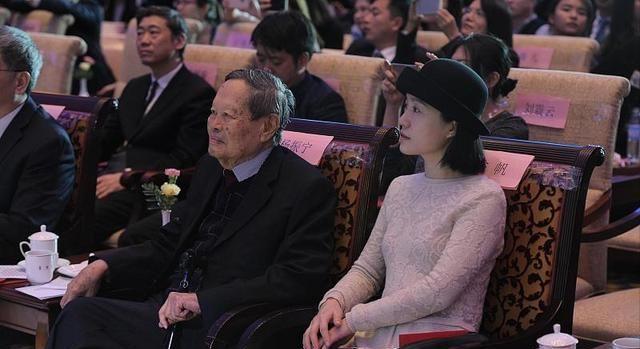 时间，替翁帆说了公道话
 
今天刷到杨振宁先生和翁帆的新闻，心里真挺不是滋味。