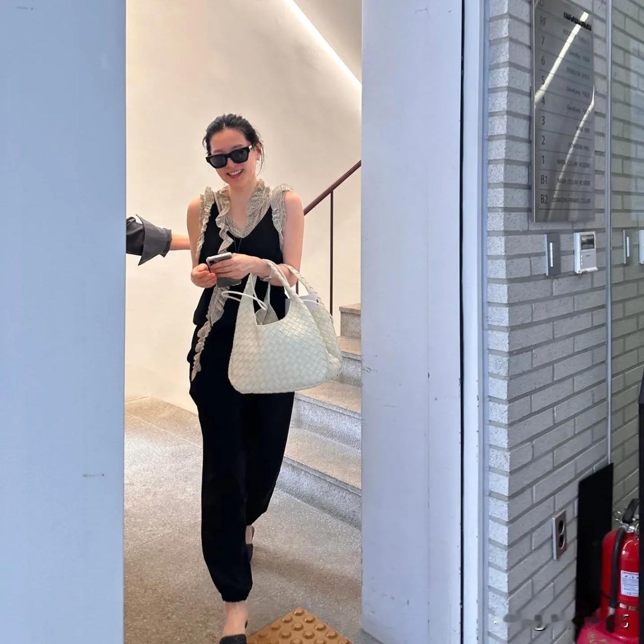 22日，演员李英爱在自己的Instagram上上传了多张照片。公开的照片中，李英