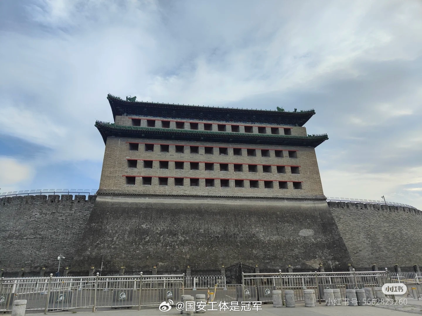 北方按星宿属玄武。玄武主刀兵，所以出兵打仗，一般从北门出城。之所以取名叫德胜门，