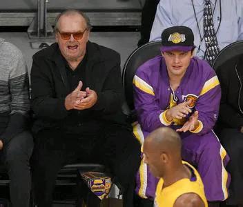 好莱坞演技派巨星有哪些？年龄比较大的有罗伯特德尼罗、阿尔帕西诺、以及湖人和科比的