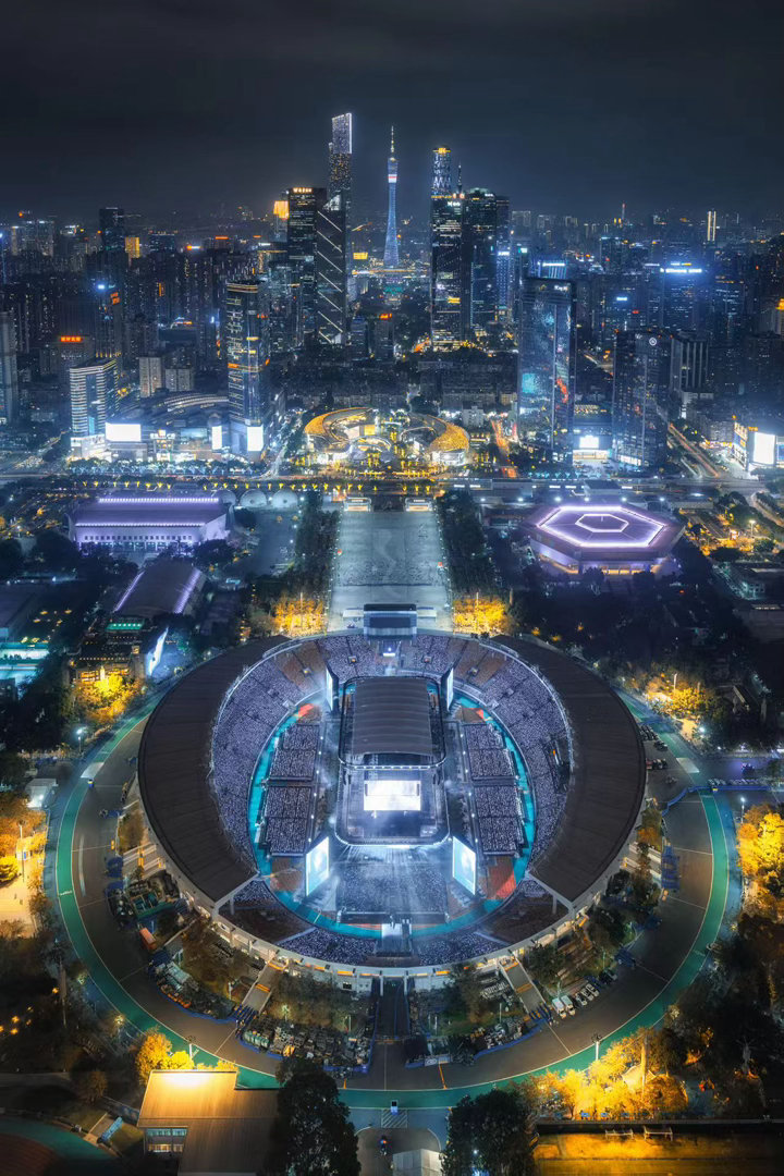 薛之谦薛之谦四面台舞美薛之谦一分钟800个灯光组合 从禁锢到奔涌，从牢笼到海洋。