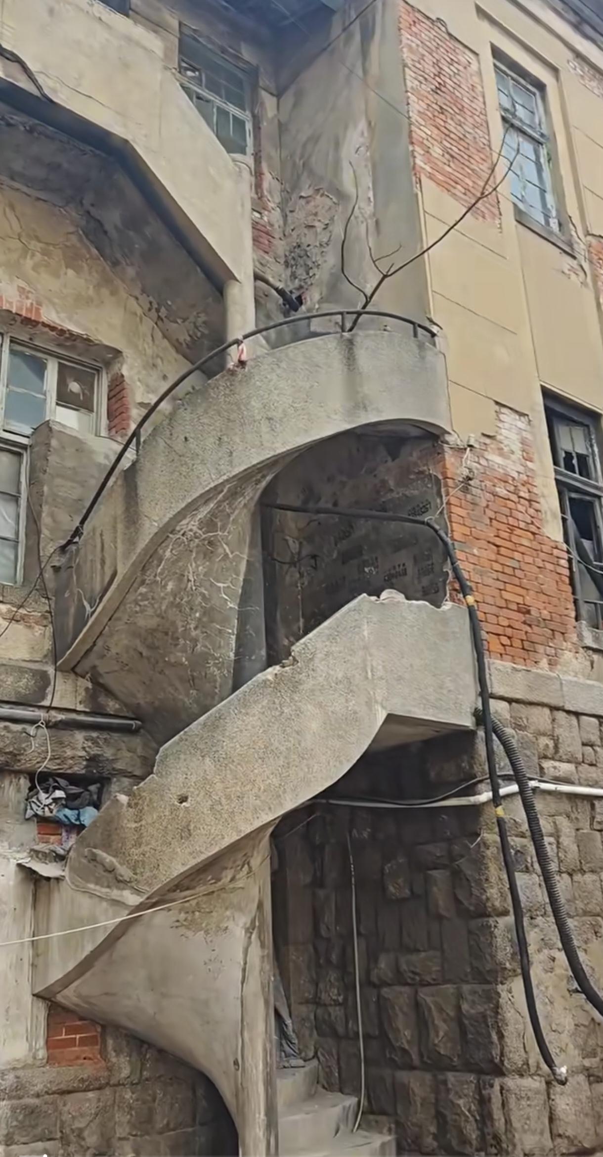 虽然破旧，但旋转梯楼设计的真的很好看，当年盖的时候肯定特亮眼。很有高迪的味道，可