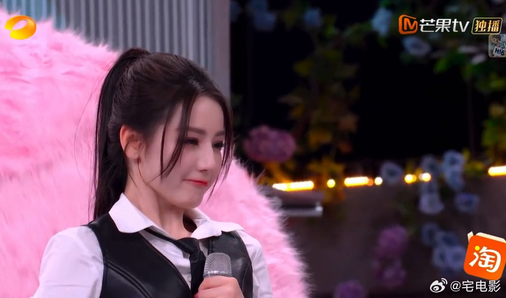 迪丽热巴Hi6对自己喊话被天台这段狠狠戳到了，热巴说喜欢自己比喜欢世界更重要，真
