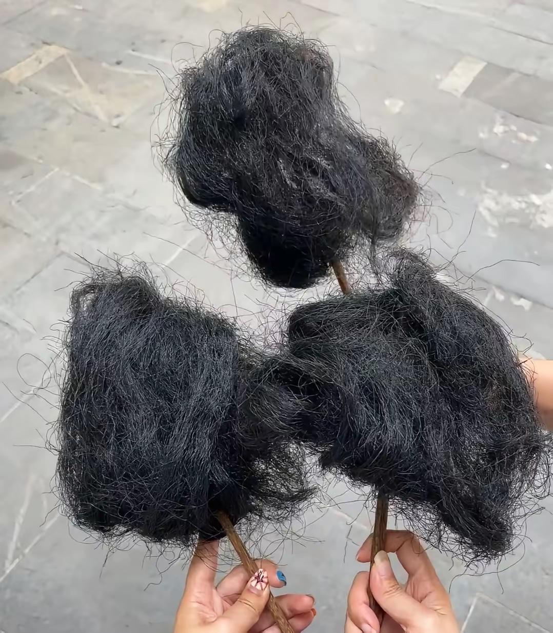 这是头发吗？可是听朋友说是吃的，在重庆看到的。有人知道这是啥吗？[呲牙]