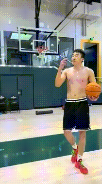 打几分？王俊杰秀胯下换手扣篮。
弹跳一般般吧，确实没有易建联炸裂。肌肉也不明显，