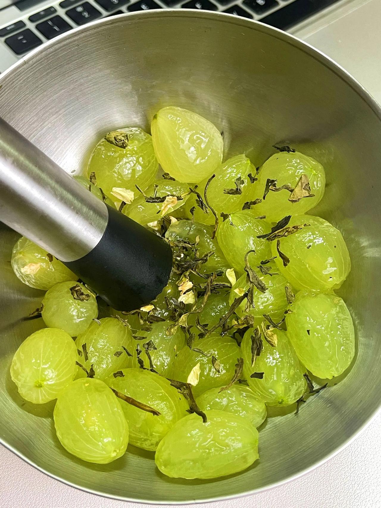 网友没骗我!!葡萄果茶真的好绝…
       酸酸甜甜的，超清爽!今年夏天有这