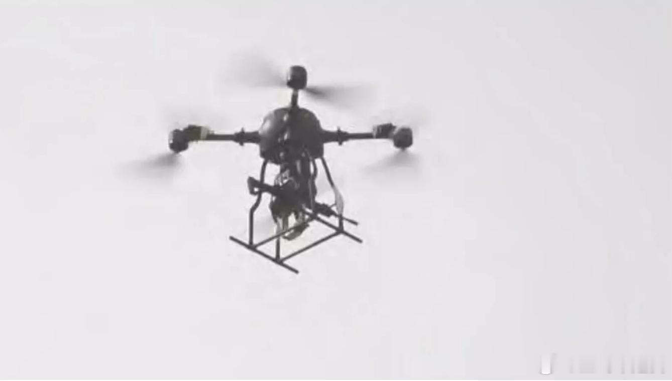 搭载步枪的无人机，将使巷战变得简单，斩首更加容易据《南华早报》报道，我国测试了一