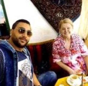 74岁的英国祖母级老太太，卖了城市公寓，带着所有积蓄嫁给了突尼斯39岁的男子
