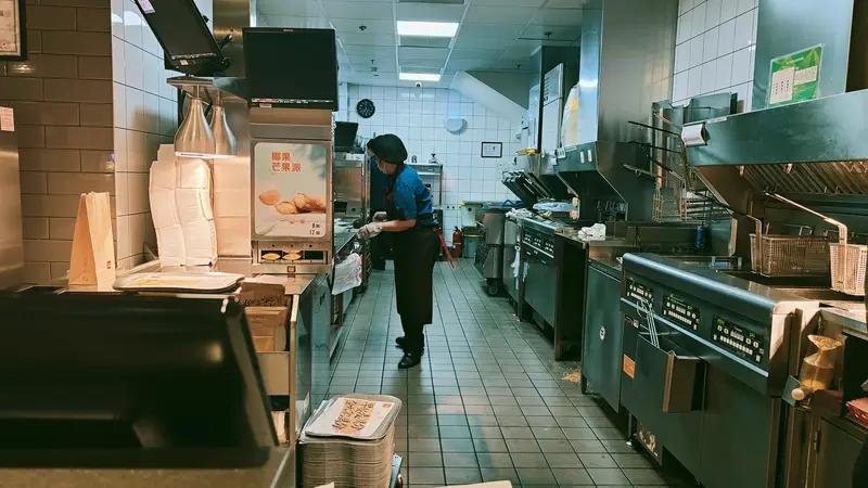 今日打工，体验了两种不同的苦。
有朋友在麦当劳试工第一天就遭了罪。早上 4 点 