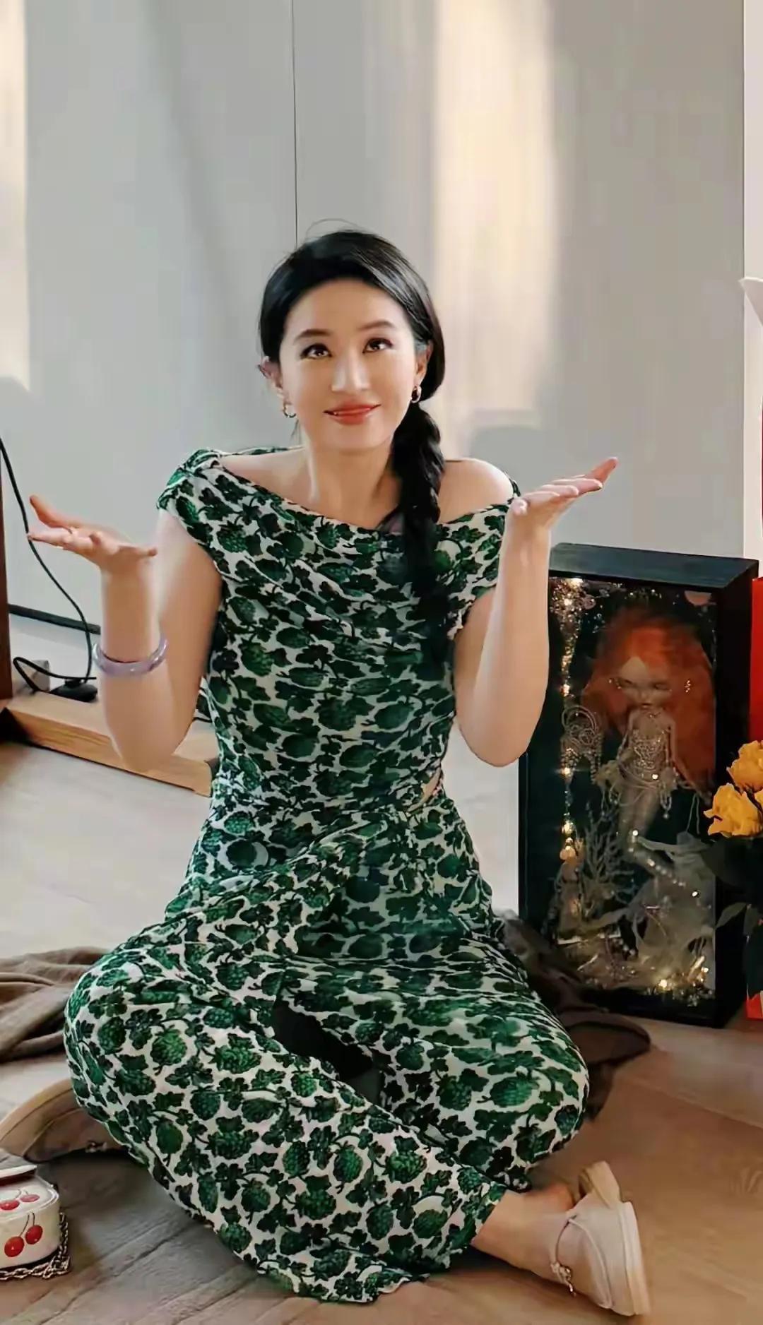 刘亦菲38岁生日 状态绝绝子
 
刘亦菲晒38岁生日照啦！一袭绿色印花裙，俏皮又