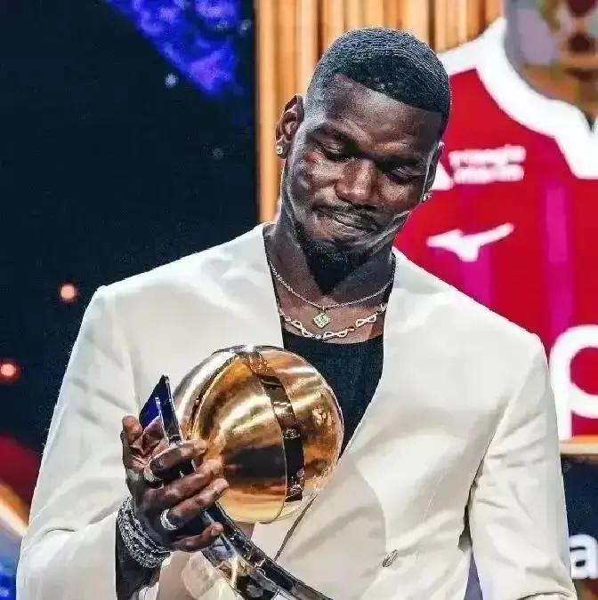 禁赛四年，博格巴完了
 
31岁，四年不能踢球。肌肉掉三成，膝盖旧伤随时报废。尤