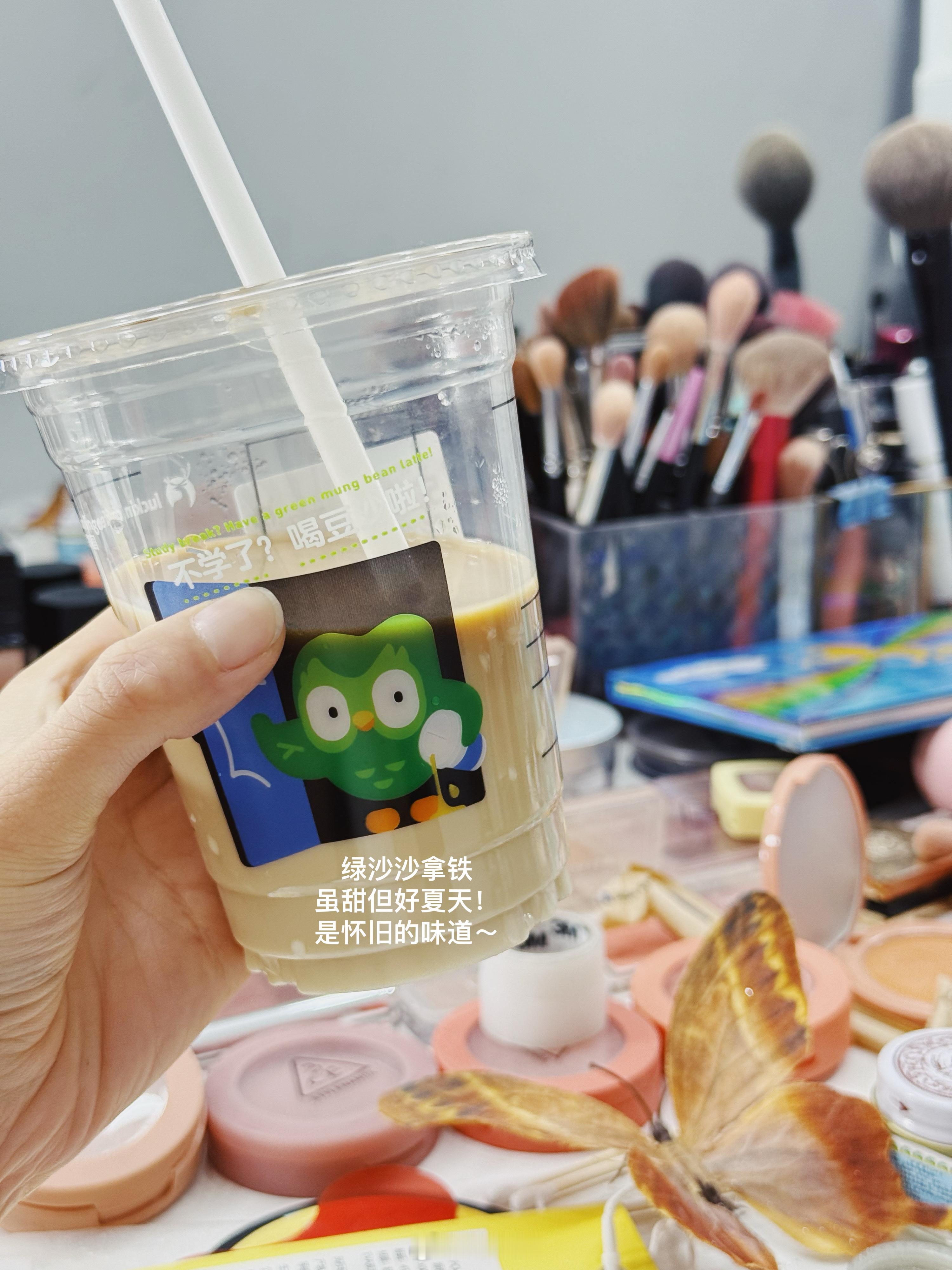 记录一下近期的彩色妆面和丰富吃喝夏天我的活动范围仅限于室内了哈哈哈实在太太太喜欢
