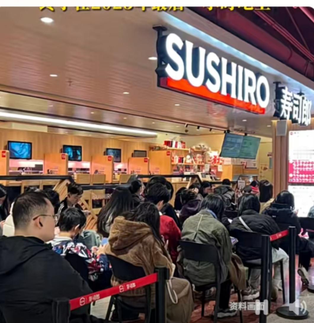 2023年的最后几个小时，北京西单大悦城的人潮像是被某种魔力汇聚到了一处。这一年