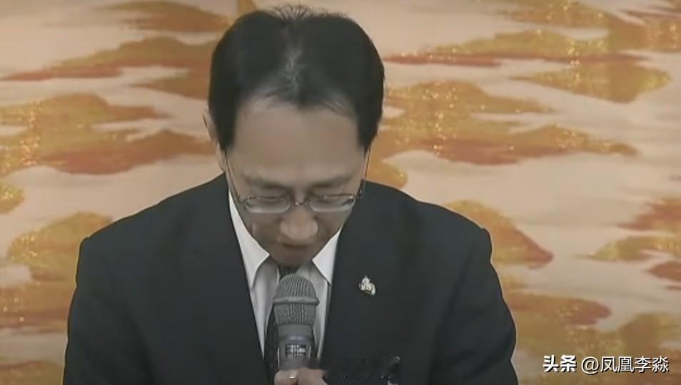 神户王子动物园长黑衣、黑领带，为逝去的熊猫爽爽，举行紧急记者会：感谢爽爽为中日友