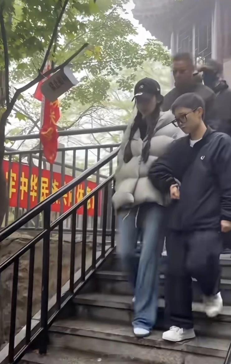 大孤山到底有谁在，娜扎又去了。有网友说她去四次了，大家体感她事业运变好了吗？我就