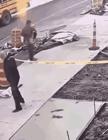 不要指责他了，一看就知道这个老人不是故意的，要怪就怪那条绳子，拦的真不是地方，人