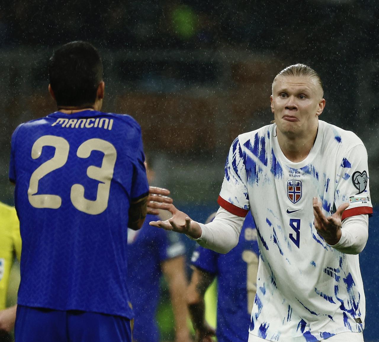 【叫你抓我屁股😂】哈兰德：“比分1-1的时候，他（詹卢卡-曼奇尼）开始抓我的屁