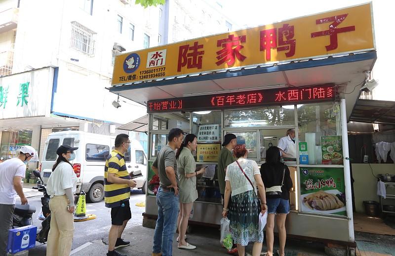 最近刷到十万上海人挤爆合肥的新闻，完全打破了我对跨省游的固有认知。
这群人既不去