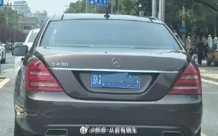 偶遇一辆令车贩子和老车玩家都闻风丧胆的车，混动的W221老奔驰S，还京牌!这属于