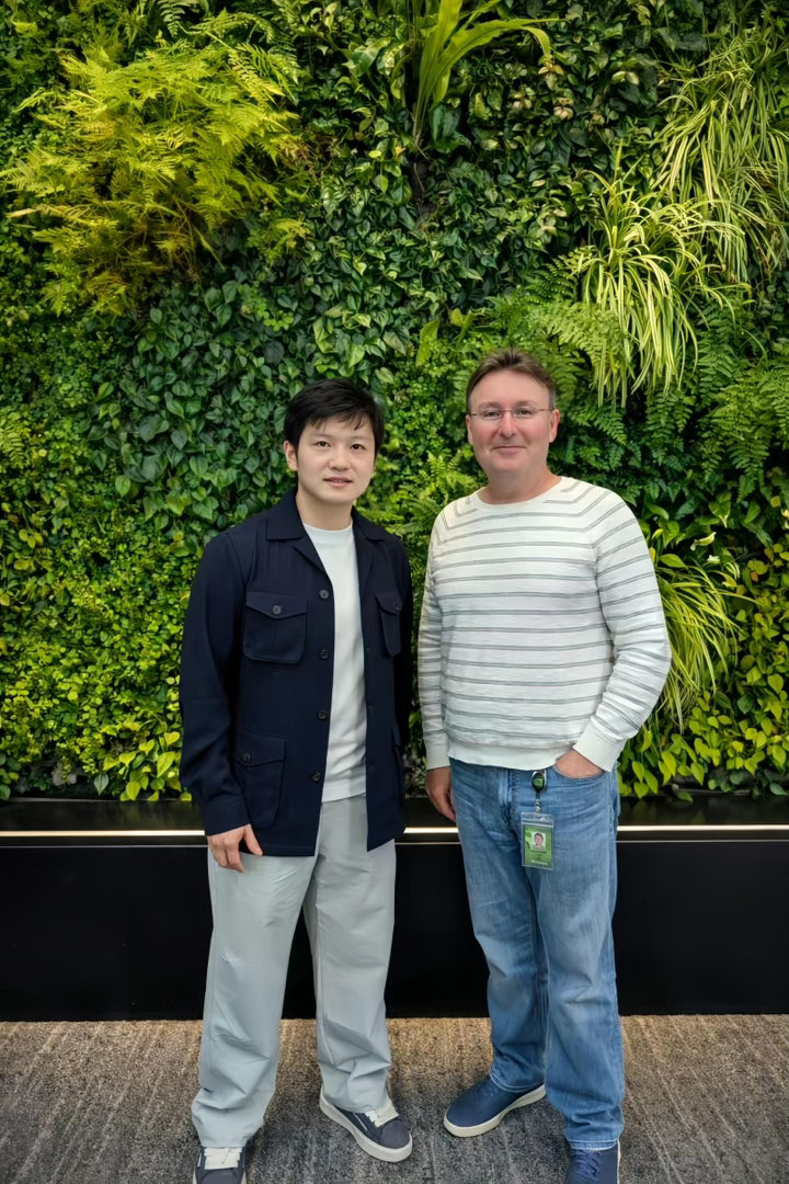 英伟达副总裁晒与樊振东合影『精英东』樊振东参观硅谷大厂✨有美国网友称，樊振东今天