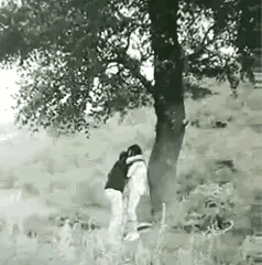 这两人估计有心里阴影了[捂脸]
多尴尬呀，还以为荒郊野岭的没人…