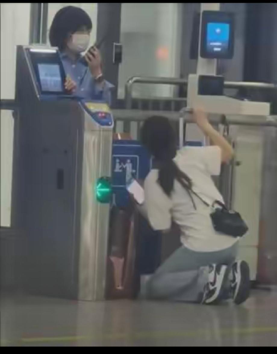 对女子迟到错过检票下跪求通过事件，南宁车务段发布通报进行了回应。称列车已停止检票
