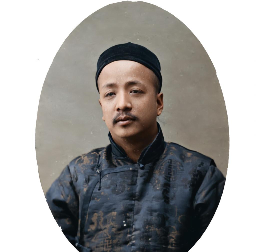 这张椭圆形肖像照，是清末著名记者、维新志士沈荩，他头戴清末文人标志性的瓜皮小帽，