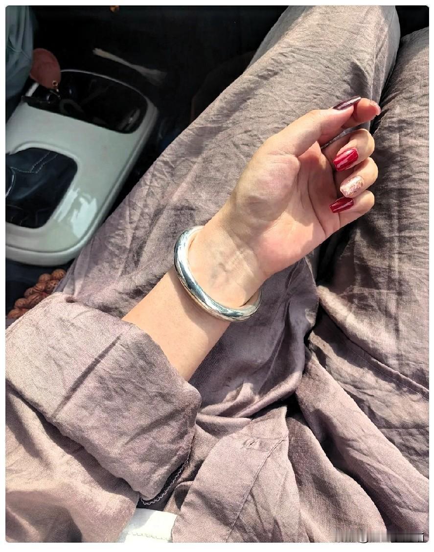 12月31日，
难怪都在买银镯子！
不是因为银价低，
而是因为这戴起来真的有气质