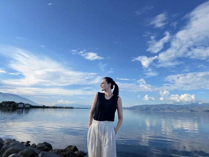 高圆圆我的头像又有了高圆圆好松弛的美丽 高圆圆湖边旅拍存货直接刷屏，每一帧画面都