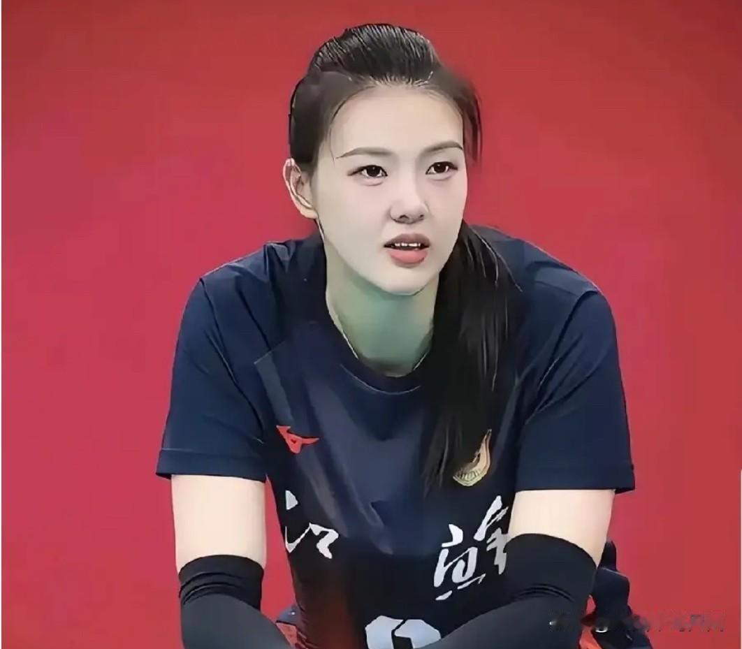 张常宁作为奥运冠军，是中国女排昔日主力主攻，赛场进攻凌厉。她颜值非常出众，柳眉凤