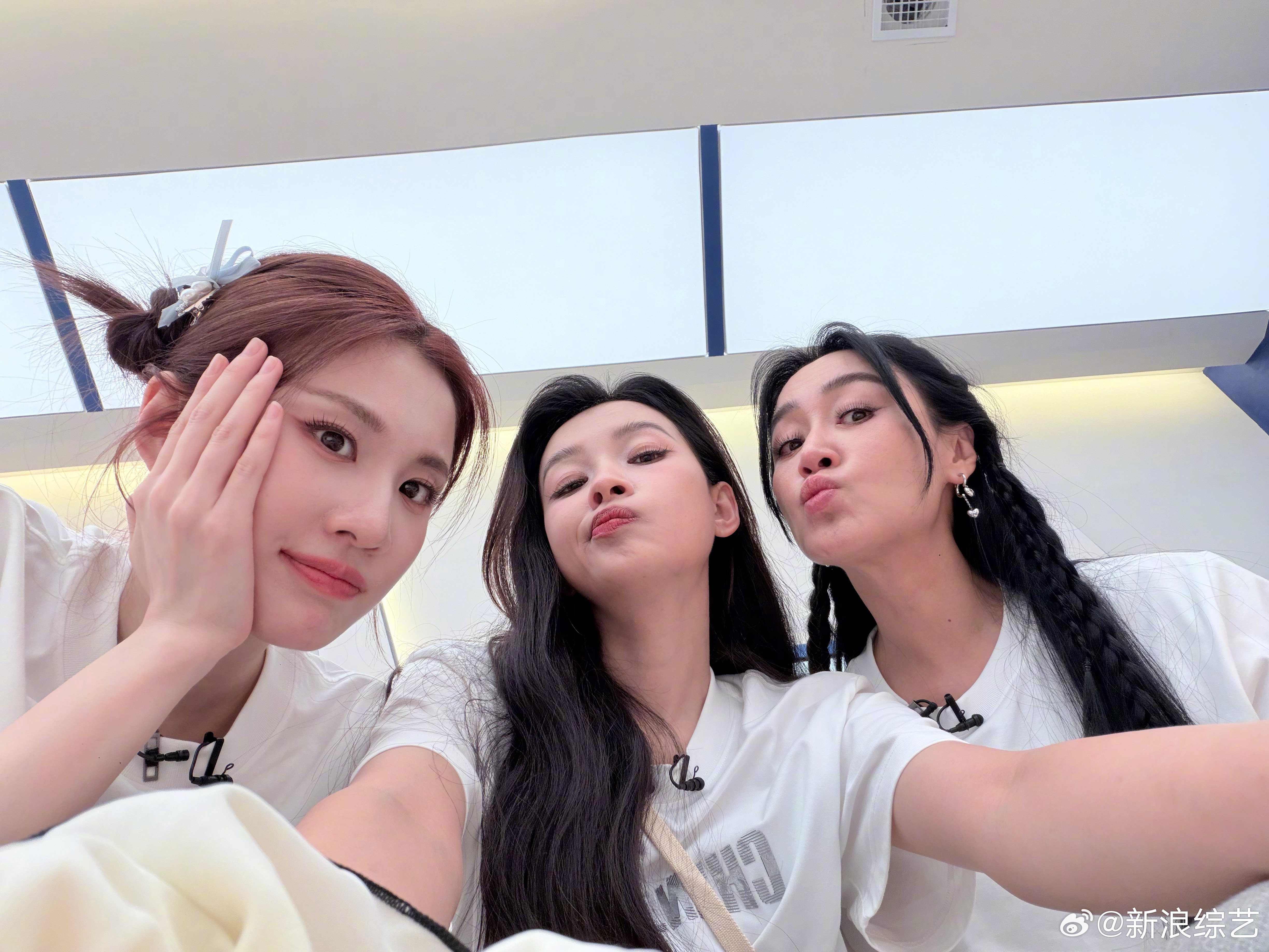孙怡晒与张慧雯赵子琪合照 颜值与气质双在线！灵动甜美、清新温婉、优雅大气，同框合