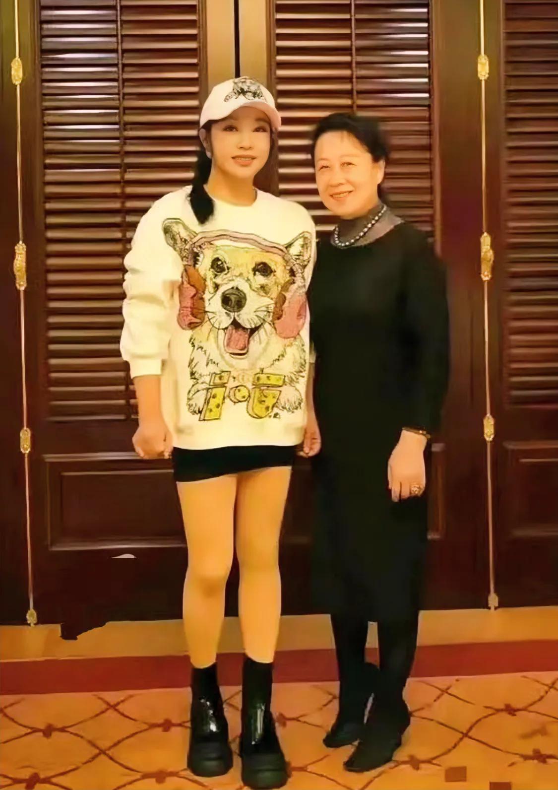 71岁刘晓庆聚会，同学都似老奶奶，她最显年轻，人各有志，人家追求端庄雅致，朴实大