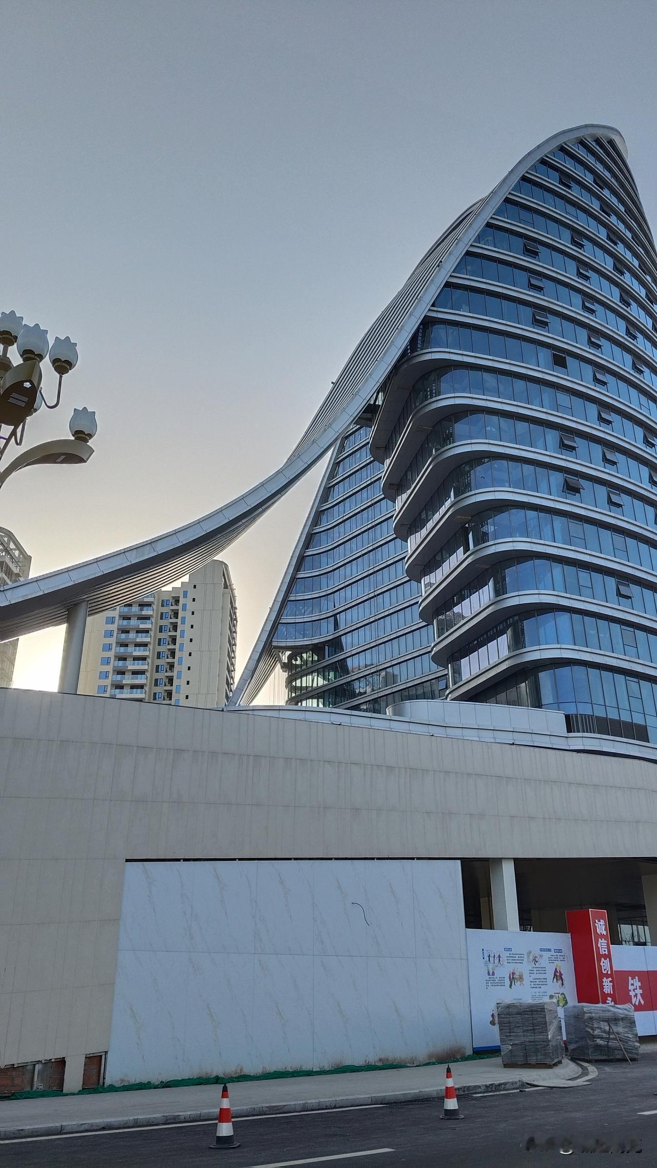 四川幕墙第二城南充 再添一座外观酷似“指甲”楼