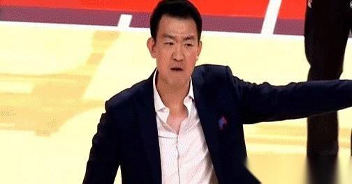 比赛结束前1分12秒，哨声尖锐地响起。
广厦队教练王博，身影一闪，直接从教练席冲