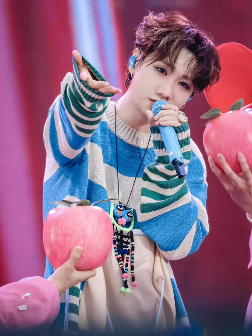 汪苏泷捡到粉丝手机掉手机的人慌了，捡手机的人是他。汪苏泷捡起来一看是自拍模式，干