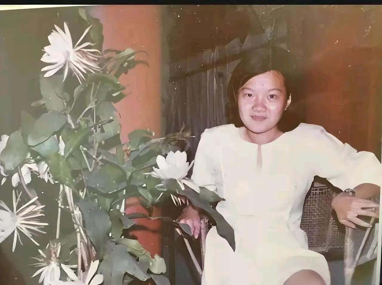 挺吓人的。20世纪80年代，洪晃从美国归来，担任一家外资企业的南京代表，年薪高达