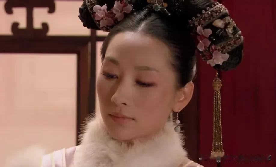 刷到有网友问，安陵容都封妃了，头饰咋还那么素？这可真是《甄嬛传》里藏着的细节啊。