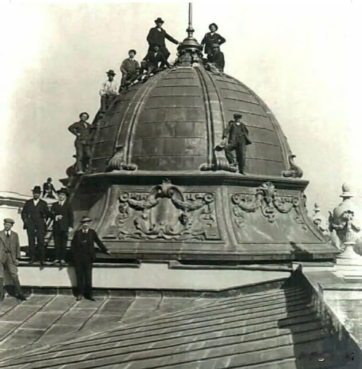 这张照片摄于约 1863 年，展示了华盛顿特区美国国会大厦铸铁穹顶建设的最后阶段