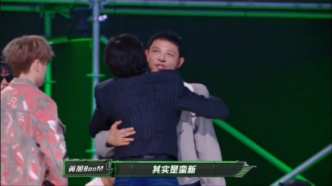 严浩翔Topbarry脱吴嘉轩衣服检查肌肉严浩翔拥抱安慰黄旭说唱巅峰对决2026