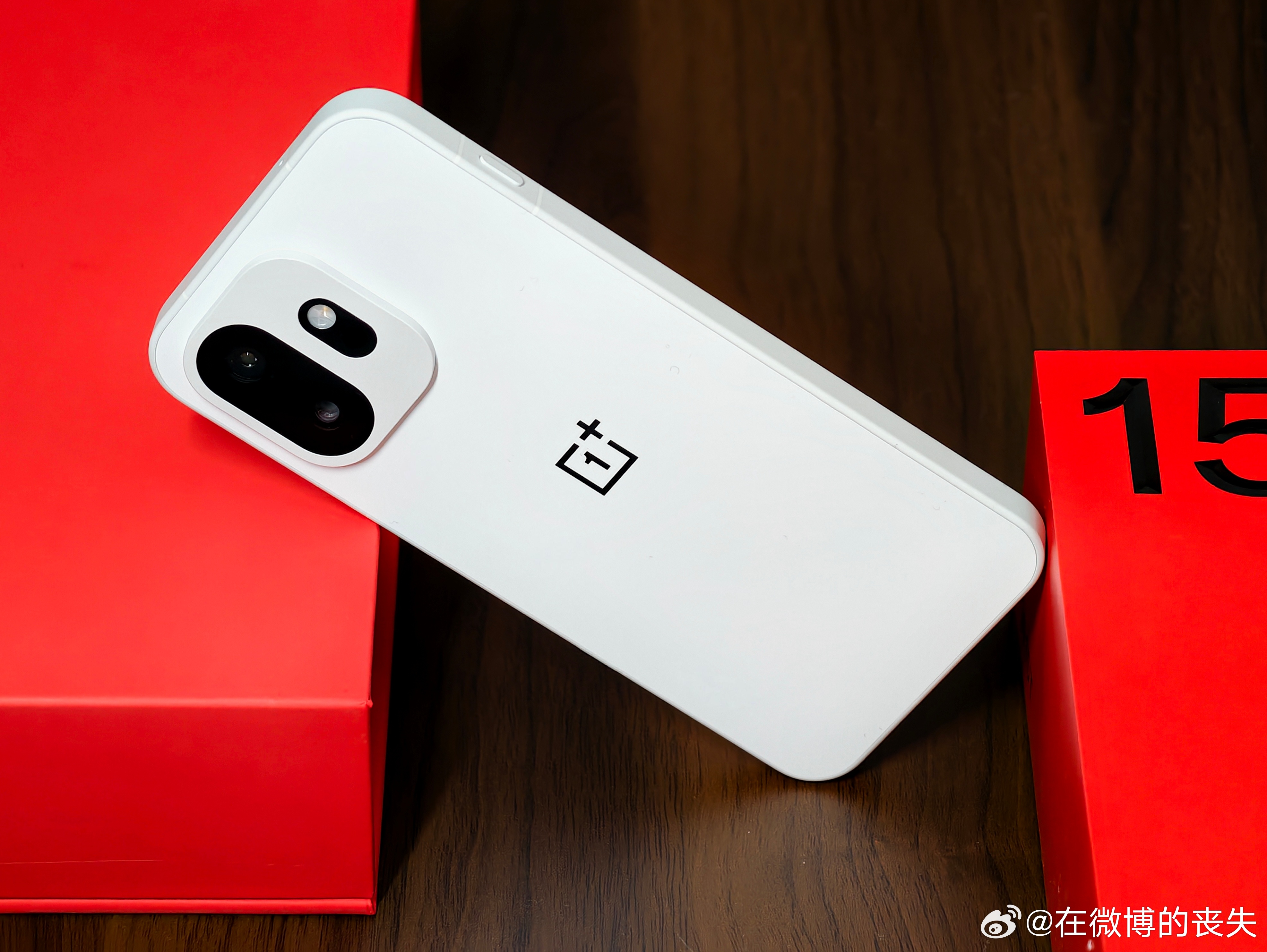 拿到一加15T之后，首先第一个感觉是，现在小屏旗舰已经做的非常成熟了，拿在手上屏