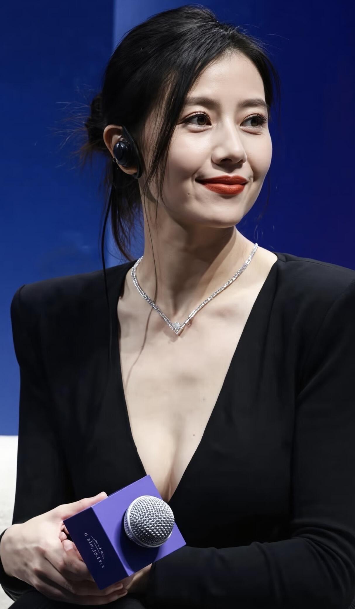 美不美？看脸就知道了！又飒又高级！左胸上竟然还有颗痣，性感又吸引眼球！高圆圆 找
