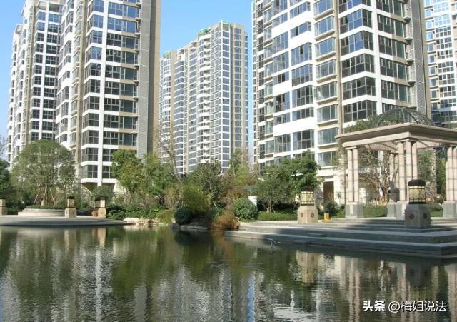 山东，苏先生在一高档小区买了房，签了按五星级标准交物业费的协议。可他觉得物业服务