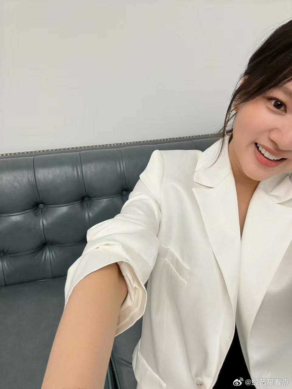 任敏我不是饿了我是乐了 之前在直播的时候，龚俊调侃说6点了，任敏饿了呀，现在任敏