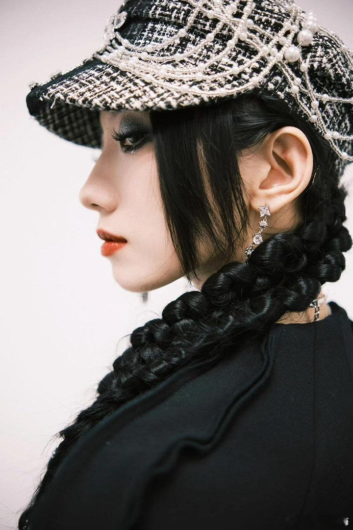 孟美岐恋爱 不管是不是恋爱，偷拍私生活这事本身就挺恶心的。人家舞台上看不见？非要