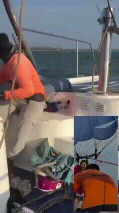 惊魂一刻：绑船玩伞的致命代价！
视频里，有人把滑翔伞牢牢绑在大船上，以为这是稳操